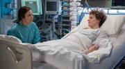 Dr. Ina Schulte (Isabell Gerschke) und Dr. Philipp Brentano (Thomas Koch) haben gerade erfahren, dass Sarah Marquardt und Philipps Frau Arzu mit einer Hochschwangeren im Fahrstuhl stecken geblieben sind. Dr. Ina Schulte (Isabell Gerschke) und Dr. Philipp Brentano (Thomas Koch) haben gerade erfahren, dass Sarah Marquardt und Philipps Frau Arzu mit einer Hochschwangeren im Fahrstuhl stecken geblieben sind.