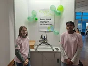 Die 14-jährigen Olivia (l.) und Sana (r.) haben ein Tretpedal erfunden, mit dem sich im Unterricht Tablets und Handys aufladen lassen sollen. Mit ihrer Erfindung sind sie beim Wettbewerb "Jugend forscht" angetreten.