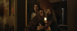 Das Freundestrio Peter, Monica und Tilly wird von einem Unbekannten angegriffen. Von links: Peter (Rory Alexander), Monica (Annie Hamilton) und Tilly (Anna Bullard)