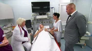 Ein Mann wird kurz vor seiner Hochzeit von einem Rettungsteam ins Krankenhaus eingeliefert. Er hatte einen Unfall und steht nun komplett neben sich. Ein Mann wird kurz vor seiner Hochzeit von einem Rettungsteam ins Krankenhaus eingeliefert. Er hatte einen Unfall und steht nun komplett neben sich.