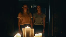 Um Tilly (Anna Bullard, l.) bei der Trauerbew&auml;ltigung zu helfen, errichtet Monica (Annie Hamilton, r.) einen Gedenktisch f&uuml;r ihre gemeinsame, verstorbene Freundin Ali.