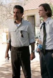 Das Team wird mit einem neuen Fall beauftragt: Angela Miller wird von dem militanten und dominanten Sadisten Francis Goehring entführt. Für Spencer Reid (Matthew Gray Gubler, r.), David Rossi (Joe Mantegna, l.) und das restliche Team beginnt ein Wettlauf gegen die Zeit ...