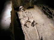 PHOENIX MIT SCHWERT UND KREUZ, "Karl der Große und die Sachsenmission". Bei Ausgrabungen gefunden: das Skelett von Paderborn. PHOENIX MIT SCHWERT UND KREUZ, "Karl der Große und die Sachsenmission". Bei Ausgrabungen gefunden: das Skelett von Paderborn.