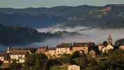 In der Provence steht die uralte Rivalität zwischen Fuchs und Rabe im Fokus des Interesses. In der Provence steht die uralte Rivalität zwischen Fuchs und Rabe im Fokus des Interesses.