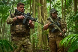 v.li.: AF Sgt. JJ Kinney (Liam Hemsworth), Sgt. Abell (Luke Hemsworth)