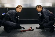 Brennan (Emily Deschanel, l.) und Camille (Tamara Taylor) untersuchen die Überreste eines menschlichen Körpers, die in einem Fahrstuhl entdeckt wurden.