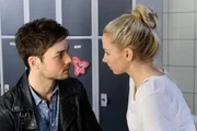 Lukas (Marc Schöttner) hofft, Julia (Jenny Bach) mit einem emotionalen Liebesgeständnis zu berühren... Lukas (Marc Schöttner) hofft, Julia (Jenny Bach) mit einem emotionalen Liebesgeständnis zu berühren...