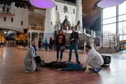 Als der Chef eines beliebten Stuttgarter Indoor-Spielplatzes (Komparse, liegend) beim Sicherheitscheck einer Seilbahn in den Tod stürzt, wird den Ermittlern Martina Seiffert (Astrid M. Fünderich, l.), Lea Gomez (Jasmin Gassmann, 2.v.l.), Jo Stoll (Peter Ketnath, 2.v.r.) sowie dem Rechtsmediziner Dr. Benedikt Förster (Florian Wünsche, r.) schnell klar, dass das kein Unfall gewesen sein kann.