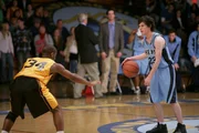 Während sich Axl (Charlie McDermott, r.) bei einem Basketballspiel beweisen muss, muss Sue zuhause auf Brick aufpassen. Was da wohl am ehesten als Desaster enden wird? Während sich Axl (Charlie McDermott, r.) bei einem Basketballspiel beweisen muss, muss Sue zuhause auf Brick aufpassen. Was da wohl am ehesten als Desaster enden wird?