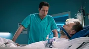 Dr. Ina Schulte (Isabell Gerschke) und Dr. Philipp Brentano (Thomas Koch) haben gerade erfahren, dass Sarah Marquardt und Philipps Frau Arzu mit einer Hochschwangeren im Fahrstuhl stecken geblieben sind.