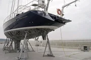 Ein durch die Orcas besch&auml;digtes Segelboot in der Werft: Es sind deutliche Sch&auml;den zu erkennen, die von den m&auml;chtigen Meerestieren verursacht wurden.