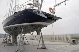 Ein durch die Orcas besch&auml;digtes Segelboot in der Werft: Es sind deutliche Sch&auml;den zu erkennen, die von den m&auml;chtigen Meerestieren verursacht wurden.