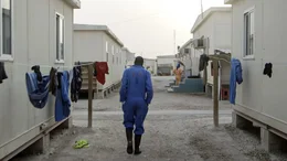 Die Vergabe der Fu&szlig;ball-WM an Katar war wohl die umstrittenste Entscheidung, die die FIFA je getroffen hat. Neben Korruptionsvorw&uuml;rfen wird besonders der Umgang mit den Gastarbeitern kritisiert, die in dem Emirat die Infrastruktur f&uuml;r die WM schaffen und dabei wie moderne Sklaven gehalten werden.