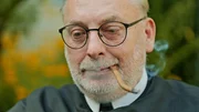 Pater Stephan Holpfer beim Rauchen einer „Zigarre“. Pater Stephan Holpfer beim Rauchen einer „Zigarre“.