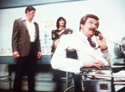 Der Wissenschaftler Cobb (Kenneth Mars, r.) und die skrupellose Ruby (Martine Beswick, M.) haben einen Killer angeheuert, der die Harts töten soll. Doch das ist gar nicht so einfach ... Der Wissenschaftler Cobb (Kenneth Mars, r.) und die skrupellose Ruby (Martine Beswick, M.) haben einen Killer angeheuert, der die Harts töten soll. Doch das ist gar nicht so einfach ...