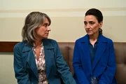 Simone (Tatjana Clasing, r.) wird in ihrer Angst von Daniela (Berrit Arnold) aufgefangen.