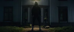 Ein maskierter Fremder macht Jagd auf die Freundesclique. Er kennt geheime Details zu dem von ihnen verursachten Verkehrsunfall.