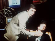 Jonathan (Robert Wagner, l.) findet den toten Werbemanager. Wo ist der Mörder? Jonathan (Robert Wagner, l.) findet den toten Werbemanager. Wo ist der Mörder?