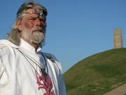 Glastonbury, Somerset, England: König Artus Pendragon, Anführer des Druidenordens in England, besteigt das berühmte Glastonbury Tor in Somerset.