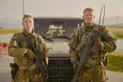 Alina (33) und Peter (39). Zwei Soldaten, ein Auftrag im Kosovo. Für beide bedeutet der Einsatz hohe Verantwortung. Alina (33) und Peter (39). Zwei Soldaten, ein Auftrag im Kosovo. Für beide bedeutet der Einsatz hohe Verantwortung.