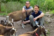Hobbygärtner Christophe Gentil (re) mit seiner Frau Sibylle und ihren Thüringer Waldziegen.