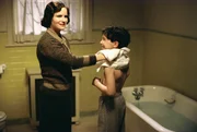 Annie Sullivan (Jennifer Jason Leigh) and Peter Sullivan (Liam Aiken)