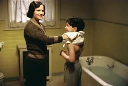 Annie Sullivan (Jennifer Jason Leigh) and Peter Sullivan (Liam Aiken)