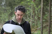 Der Historiker Adam Mezes befindet sich in einem Wald nahe Svobodné He?manice in Tschechien und sucht nach der Stelle, an der Dorfbewohner vor 300 Jahren Leichen verbrannten, die sie für Vampire hielten.