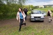 Carla (Meike Droste, l.) und die Söhne von Friedrich, Herbert (Frank Trunz, M.) und Paul (Jürgen Mikol, r.) versuchen, das Schlimmste zu verhindern.