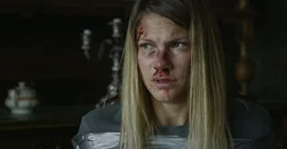 Tilly (Anna Bullard) muss gefesselt mit ansehen, wie ihre Freunde von einem Unbekannten gefoltert werden.