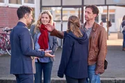 Als Michael (Gabriel Merz, l.) auf Gesch&auml;ftsreise muss, kommt seine Tochter Klara (Sofie Eifertinger, 2.v.r.) bei Karin (Jessica Ginkel) und Stefan (Hendrik Duryn) unter.