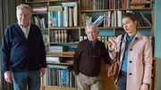 Carla (Meike Droste, r.) und die Söhne Herbert (Frank Trunz, l.) und Paul Peters (Jürgen Mikol, M.) haben herausgefunden, dass Friedrich Peters absichtlich zu viele Herzpillen geschluckt hat.