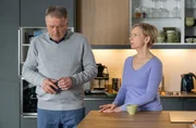 Dr. Roland Heilmann (Thomas Rühmann) hat wahnsinnige Angst, dass das transplantierte Herz der Grund für den Zusammenbruch seines Sohnes Jakob ist. Rolands Frau Dr. Kathrin Globisch (Andrea Kathrin Loewig) möchte ihm beistehen, kommt aber gerade nicht an ihn ran. Dr. Roland Heilmann (Thomas Rühmann) hat wahnsinnige Angst, dass das transplantierte Herz der Grund für den Zusammenbruch seines Sohnes Jakob ist. Rolands Frau Dr. Kathrin Globisch (Andrea Kathrin Loewig) möchte ihm beistehen, kommt aber gerade nicht an ihn ran.