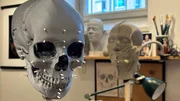 Das Atelier des Bildhauers Oscar Nilsson während der Anfertigung einer Gesichtsrekonstruktion des geheimnisvollen, 350 Jahre alten Vampir-Skeletts, das im ländlichen Polen gefunden wurde.