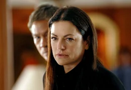Wanchai (Nirut Sirichanya) warnt Pat Wilson (Christine Neubauer).