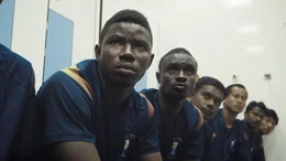 Die Vergabe der Fu&szlig;ball-WM an Katar war wohl die umstrittenste Entscheidung, die die FIFA je getroffen hat. Neben Korruptionsvorw&uuml;rfen wird besonders der Umgang mit den Gastarbeitern kritisiert, die in dem Emirat die Infrastruktur f&uuml;r die WM schaffen und dabei wie moderne Sklaven gehalten werden.