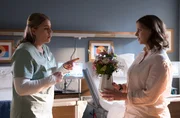 Miriam Schneider (Christina Petersen, li.) ist überrascht, aber auch beeindruckt von Nina Minou (Franziska Benz, re.). Nina bittet Miriam Klinikleiter Dr. Martin Stein Blumen von ihr zu bringen. Miriam Schneider (Christina Petersen, li.) ist überrascht, aber auch beeindruckt von Nina Minou (Franziska Benz, re.). Nina bittet Miriam Klinikleiter Dr. Martin Stein Blumen von ihr zu bringen.