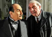 v.li.: David Suchet (Hercule Poirot), Eric Sykes (Mr. Fullerton). v.li.: David Suchet (Hercule Poirot), Eric Sykes (Mr. Fullerton).