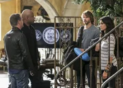 Obwohl sie nur sehr wenige Informationen haben, machen sich Callen (Chris O'Donnell, l.), Sam (LL Cool J, 2.v.l.), Deeks (Eric Christian Olsen, 2.v.r.) und Kensi (Daniela Ruah, r.) dennoch auf den Weg nach Vietnam, um Hetty zu retten ...