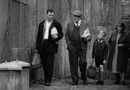 l-r: Pa (Jamie Dornan), Pop (Ciar&aacute;n Hinds), Buddy (Jude Hill), Granny (Judi Dench)
