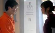 Während Steve (Alex O'Loughlin, r.) und seine Kollegen an einem neuen Fall arbeiten, versucht Catherine (Michelle Borth, l.) über einen Beamten des Zeugenschutzprogramms den Aufenthalt seiner Mutter herauszubekommen ... Während Steve (Alex O'Loughlin, r.) und seine Kollegen an einem neuen Fall arbeiten, versucht Catherine (Michelle Borth, l.) über einen Beamten des Zeugenschutzprogramms den Aufenthalt seiner Mutter herauszubekommen ...
