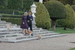 Eine der schwierigsten Wochen in der Regentschaft Elizabeths II. (Helen Mirren) ist &uuml;berstanden. Die K&ouml;nigin ermuntert den Premierminister Tony Blair (Michael Sheen) bei ihrer turnusm&auml;&szlig;igen Besprechung zu einem Spaziergang im Garten von Buckingham Palace.