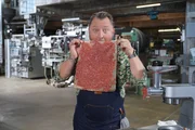 Sebastian Lege deckt die Tricks von Unilever auf. Langnese, Pfanni oder Knorr - alles Marken des Gro&szlig;konzerns. Was steckt wirklich in den Produkten? Produktentwickler Lege baut die ber&uuml;hmten Lebensmittel nach.