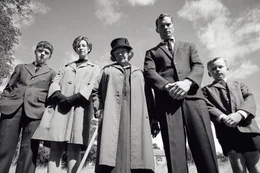 (L to R) Lewis McAskie as "Will", Caitriona Balfe as "Ma", Judi Dench as "Granny", Jamie Dornan as "Pa", and Jude Hill as "Buddy" in director Kenneth Branagh's BELFAST, a Focus Features release. Credit : Rob Youngson / Focus Features