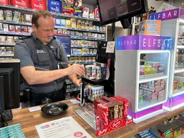 Ein Fall f&uuml;r die Zollfahnder: In vielen Kiosken werden unversteuerte Vapes aus China mit viel zu hoher F&uuml;llmenge verkauft.