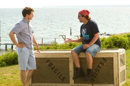 Vater und Sohn k&ouml;nnten unterschiedlicher nicht sein: Immer wieder versucht Donny (Adam Sandler, r.) seinem spie&szlig;igen Sohn Todd (Andy Samberg, l.) etwas Lebensfreude und Lockerheit nahezubringen, doch damit st&ouml;&szlig;t er auf wenig Gegenliebe ...