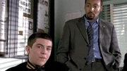 Detective Ed Green (Jesse L. Martin, r.) befragt einen Schüler (Darsteller nicht zu ermitteln) zu dem Mord an einer Mitschülerin.