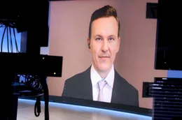 Der KI-Politiker wurde im Umfeld der EU-Wahl und auf Social-Media getestet. Seine gr&ouml;&szlig;te Bew&auml;hrungsprobe erf&auml;hrt er im Live-Interview im TV-Studio.