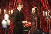 Der Vampir-Verehrer Thomas Stewart (Maxton Beeley) wartet mit Braut Julie Crenshaw (Laura Breckenridge) auf Julies Vampir-Bräutigam, als die CSIler in diese außergewöhnliche Hochzeitszeremonie platzen. Der Vampir-Verehrer Thomas Stewart (Maxton Beeley) wartet mit Braut Julie Crenshaw (Laura Breckenridge) auf Julies Vampir-Bräutigam, als die CSIler in diese außergewöhnliche Hochzeitszeremonie platzen.