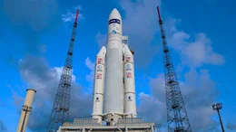 Die Ariane 5 steht bereit zum Start, der Countdown l&auml;uft.